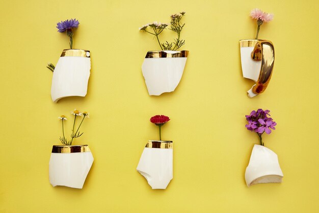 Kreatywne estetyczne złamane kubki kawałki z dzikimi kwiatami miniaturowe doniczki kwiatów Kreatywne koncepcyjne