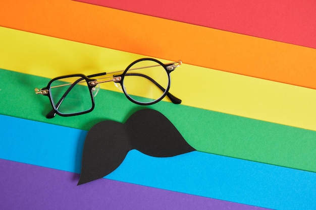 Kreatywne okulary o różnych kształtach soczewek i papierowych wąsach