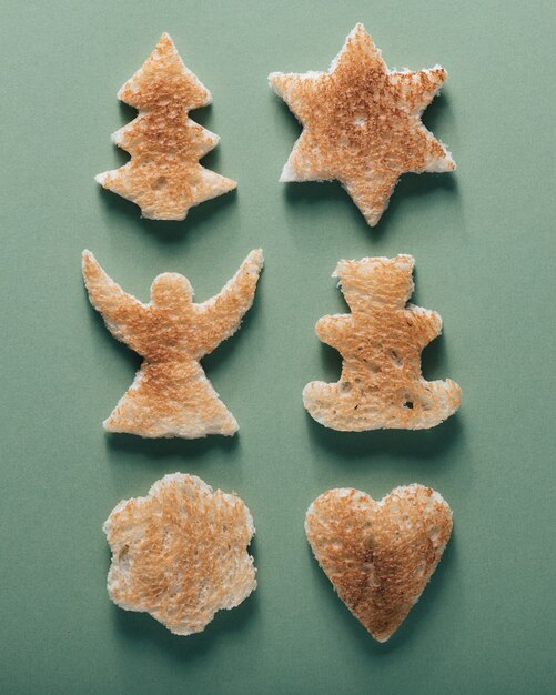 Kreatywne tło Boże Narodzenie, tosty z choinką, aniołem, misiem, gwiazdą