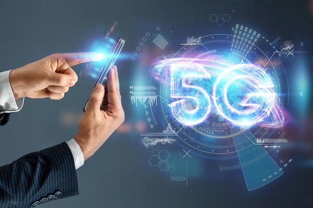 Kreatywne Tło, Ręka Mężczyzny Trzyma Telefon Z Hologramem 5g Na Tle Miasta. Koncepcja Sieci 5g, Szybki Mobilny Internet, Sieci Nowej Generacji. Różne środki Przekazu.