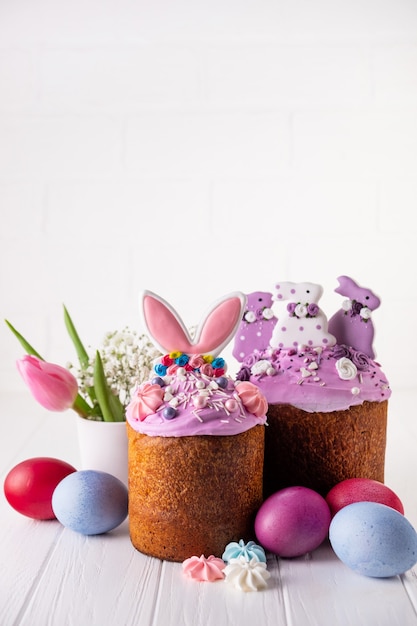 Kreatywne tradycyjne ciasto wielkanocne ozdobione uszami królika. dekoracja ciasta wielkanocnego