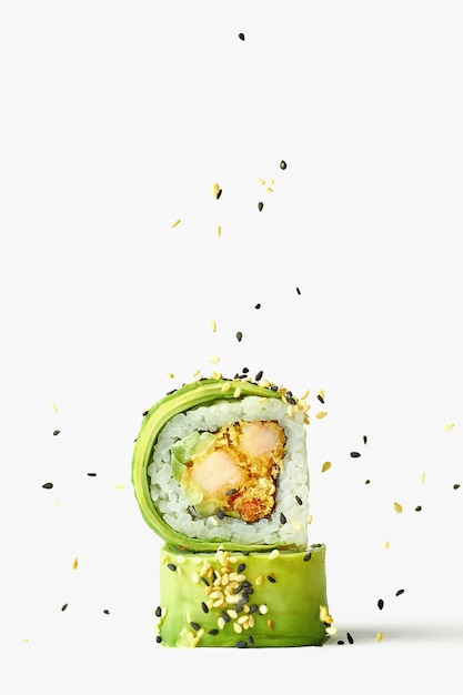 Kreatywne Zdjęcie Rolek Sushi Z Awokado I Krewetkami, Posypanych Sezamem. Białe Tło, Zbliżenie