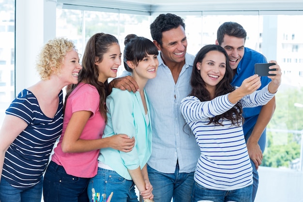 Kreatywnie biznes drużyna bierze selfie