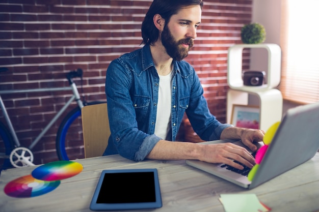 Kreatywnie biznesmen używa używać graficzną pastylkę na biurku używać laptop