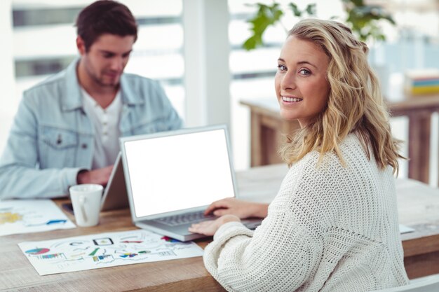 Kreatywnie bizneswoman pracuje na jej laptopie