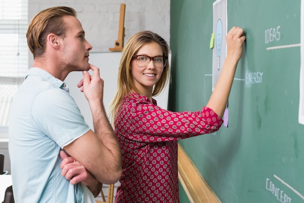 Kreatywnie ludzie biznesu przy pracą blackboard