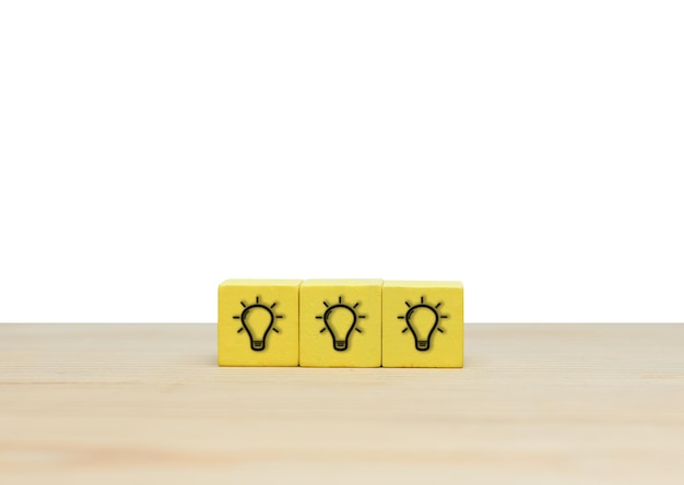 Zdjęcie kreatywność i innowacja ikona żarówki na drewnianych kostkach dla koncepcji pomysłu