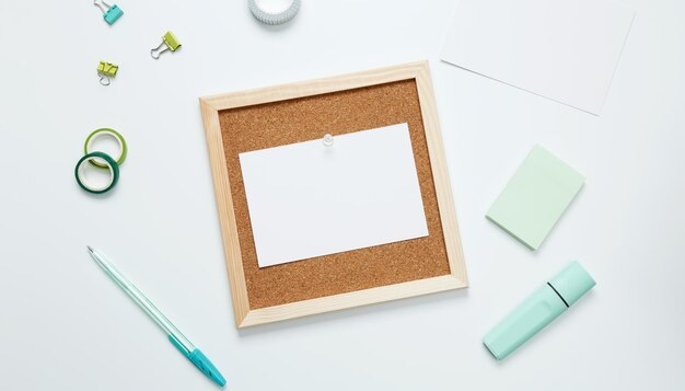Kreatywny płaski projekt makiety obszaru roboczego Kompozycja widoku z góry z białym papierem z tablicy korkowej