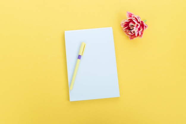 Kreatywny płaski pulpit fotograficzny Widok z góry żółte biurko z makietą pustych notatników z ołówkiem