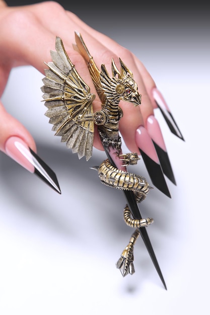 Kreatywny projekt paznokci na kobiecych dłoniach Manicure artystyczny Zdjęcie zrobione w studio