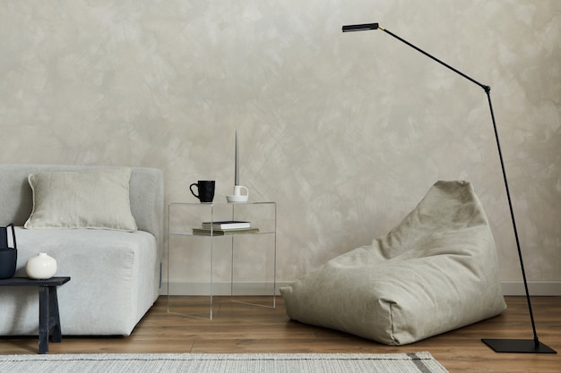 Kreatywny stylowy nowoczesny przestronny salon z sofą minimalistyczna koncepcja Kopiuj przestrzeń Szablon