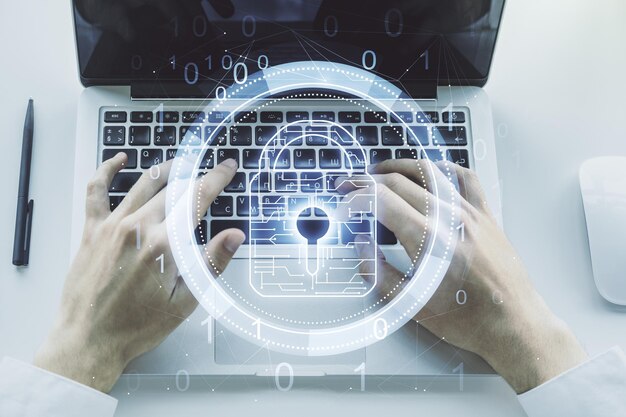 Zdjęcie kreatywny szkic blokady z hologramem chipowym i rękami wpisując na klawiaturze komputera na tle ochrony koncepcji danych osobowych multiexposure