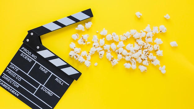 Zdjęcie kreatywny układ clapperboard i popcorn