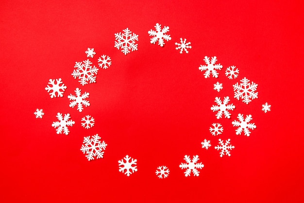 Kreatywny układ świątecznych dekoracji płatki śniegu na czerwono