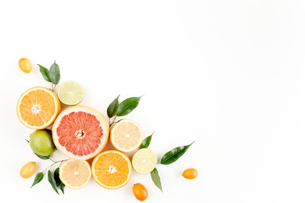 Kreatywny układ z letnich owoców tropikalnych grejpfrut pomarańczowy cytryna limonka i liście ficus food co