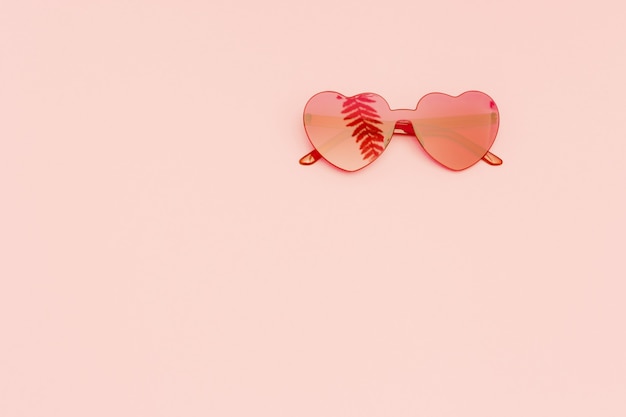 Kreatywny widok z góry z nowoczesnymi okularami przeciwsłonecznymi Minimalna koncepcja lato