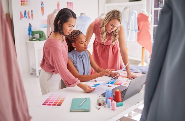 Kreatywny zespół zajmujący się modą i projektowaniem startupów razem w celu planowania pomysłów i inspiracji, rozmawiając przy biurku o projekcie projektantów ubrań Kobiety biznesu w dyskusji na temat koloru i tkaniny w warsztacie