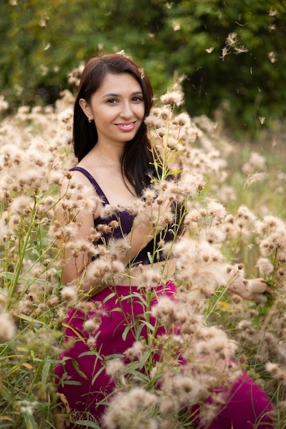 Kreatywny zmysłowy portret młodej pięknej brunetki otoczonej roślinami Sam na sam z naturą Styl życia