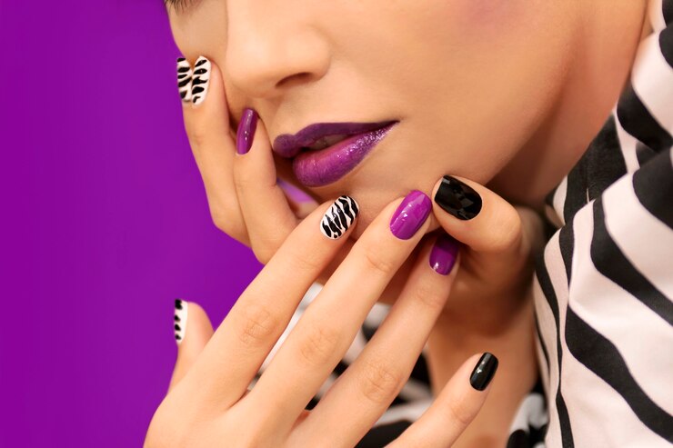 Kreatywny zwierzęcy makijaż i manicure na dziewczynie