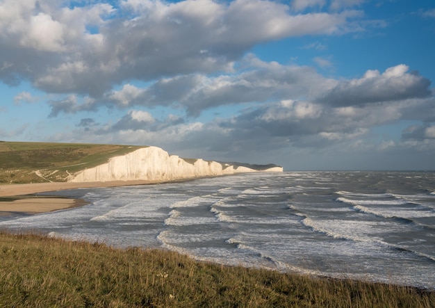 Kredowe klify Seven Sisters w burzliwy dzień