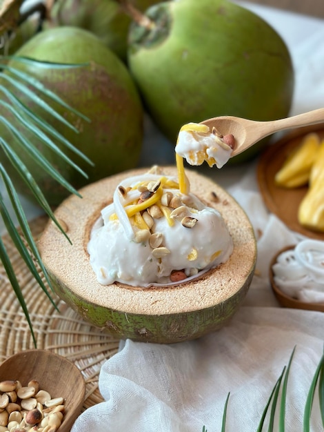 Krem kokosowy to tropikalna sałatka owocowa na bazie mleka kokosowego i mleka kokosowego.