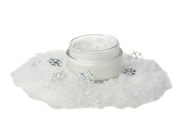 Krem kosmetyczny, śnieg i płatki śniegu na białym tle