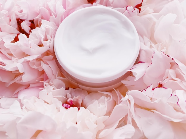 Krem nawilżający do twarzy na tle kwiatowym jako luksusowy kosmetyk do pielęgnacji skóry produkt leczniczy i kosmetyczny