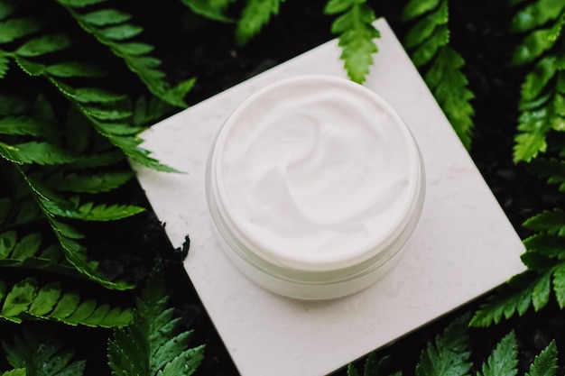 Krem nawilżający do twarzy w zielonym ogrodzie naturalne ziołowe kosmetyki do pielęgnacji skóry i organiczny produkt przeciwstarzeniowy dla marki zdrowia i urody