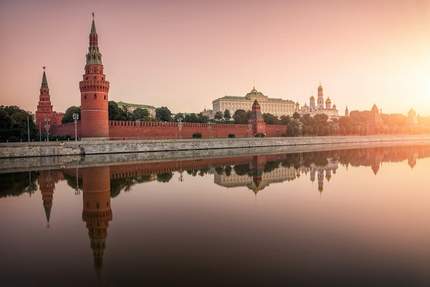 Kreml Moskiewski, Nasyp Kremla Z Odbiciem Lustrzanym W Wodzie Rzeki Moskwy