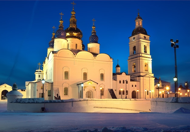 Kreml Tobolsk w zimowy wieczór Sobór św. Zofii przy nocnych światłach