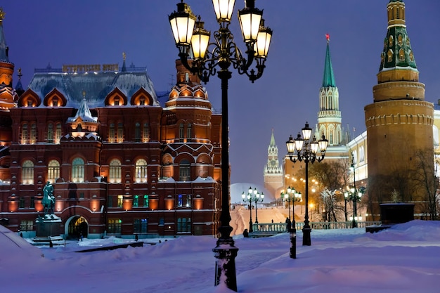 Kreml wieże zimą śnieżny wieczór Moskwa