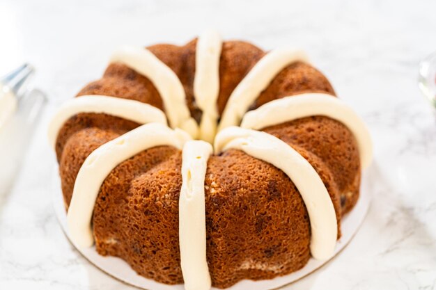 Kremowe ciasto bundt z białą czekoladą i malinami z lukrem