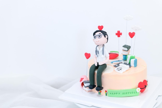 Kremówka dla lekarzy i sprzęt dla lekarzy na torcie waniliowym, koncepcja ciasta domowej roboty