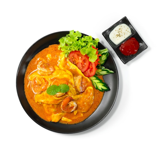 Kremowy Omlet z Krewetkami Sos Tom Yum na Ryżu Przepis Podany Sos Pomidorowy i Majonez Thaifood Fusion Style Udekoruj rzeźbione warzywa topview