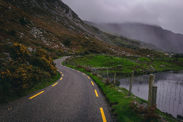 Zdjęcie kręta droga przez przełęcz dunloe w hrabstwie kerry w irlandii