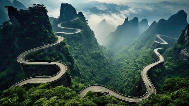 Kręta droga w Parku Narodowym Gór Tianmen w prowincji Hunan w Chinach