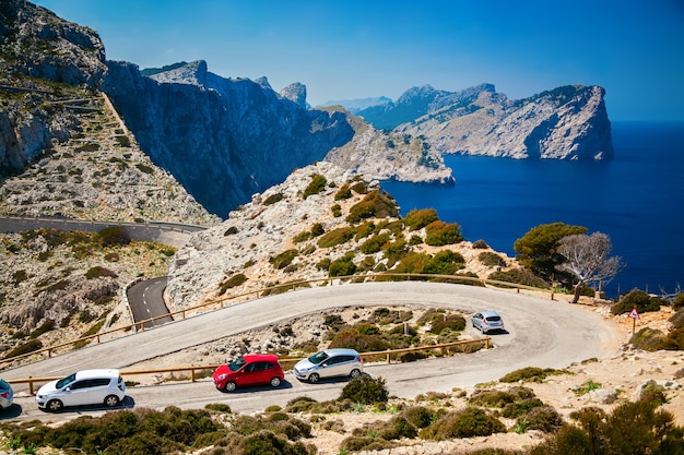 Kręta droga z zaparkowanymi samochodami na Cap de Formentor