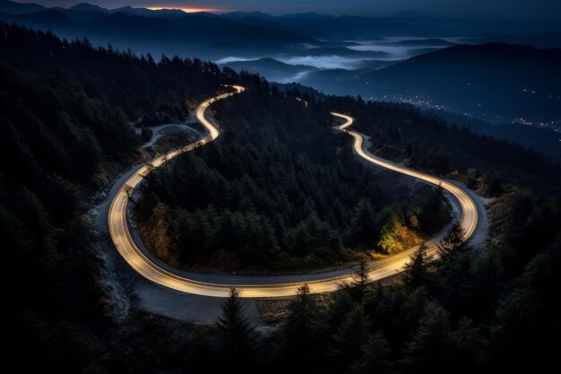 Kręta górska droga z światłami w nocy