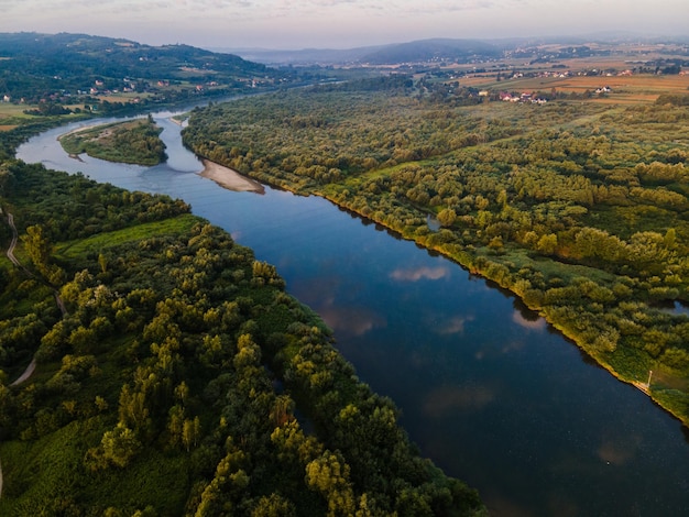 Kręty Dunajec Widok z drona na rzece Dunajec, zielony i niebieski na zewnątrz