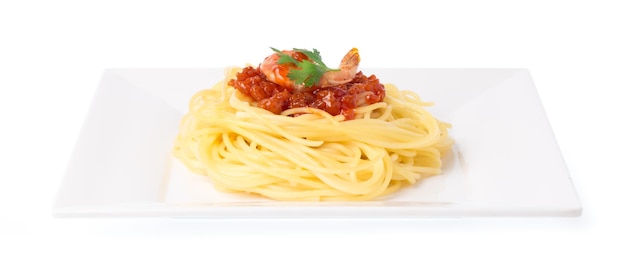 krewetki makaron spaghetti w naczyniu samodzielnie na białym tle
