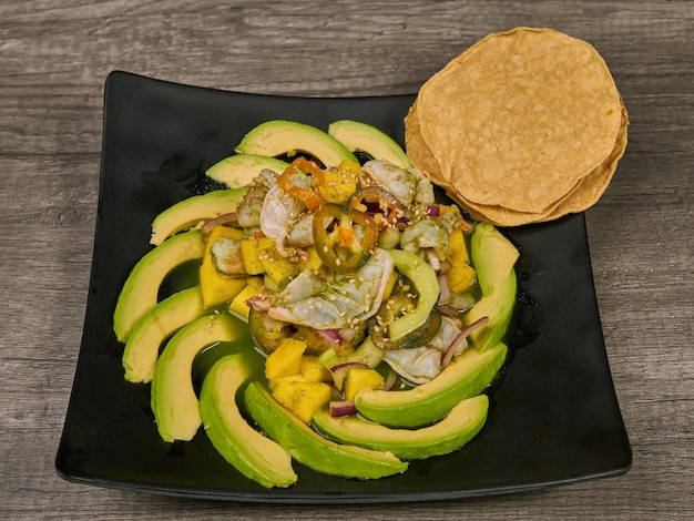 Zdjęcie krewetki w bardzo pikantnym aguachile z mango i ogórkiem