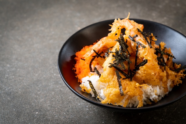krewetki w misce ryżowej tempura z jajkiem krewetkowym i wodorostami