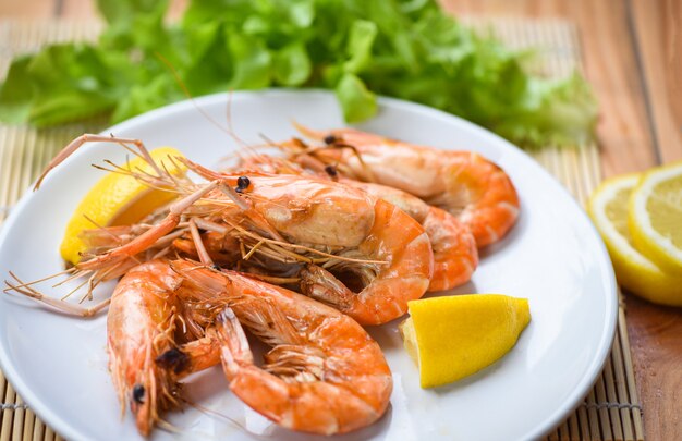 Krewetki z grilla grill owoce morza na białym talerzu tabeli krewetki jedzenie krewetki gotowane spalony grill