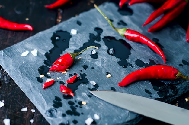 Krojenie papryki chili z nożem na pokładzie kuchni