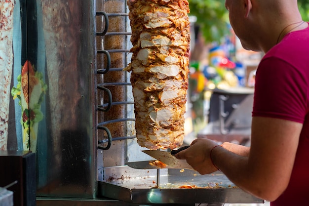 Krojenie Szefa Kuchni Nożem Doner Tradycyjne Tureckie Mięso Doner Kebab