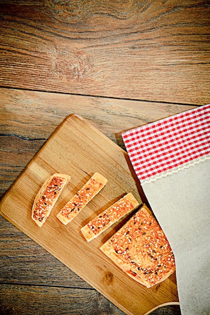 Krojony chleb z sezamem na drewnianej desce