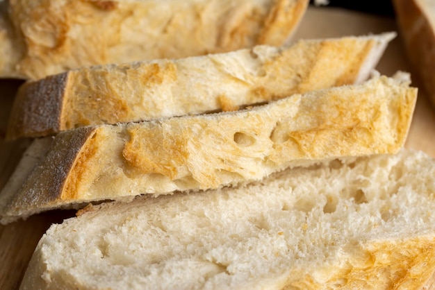 Krojony w domu miękki i świeży bochenek chleba Miękki i świeży chleb podczas gotowania i nakrywania stołu