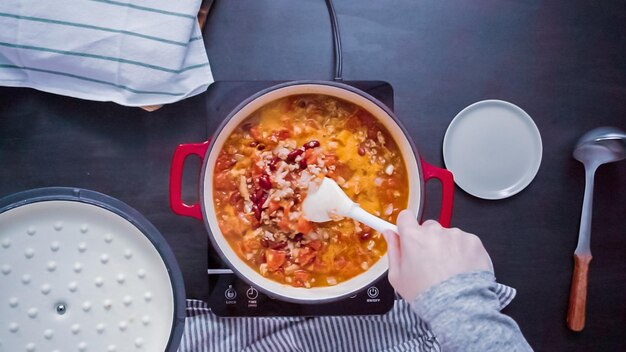 Krok po kroku. Mieszanie chili z indyka w emaliowanym żeliwnym piecu holenderskim.