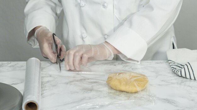 Krok po kroku. Mieszanie składników w stojącym mikserze kuchennym do pieczenia ciasteczek cukrowych.