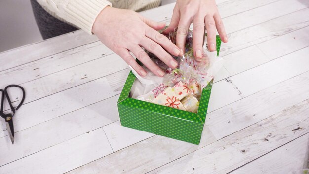 Krok po kroku. Pakowanie domowych krówek i ciasteczek w świąteczne pudełko upominkowe.